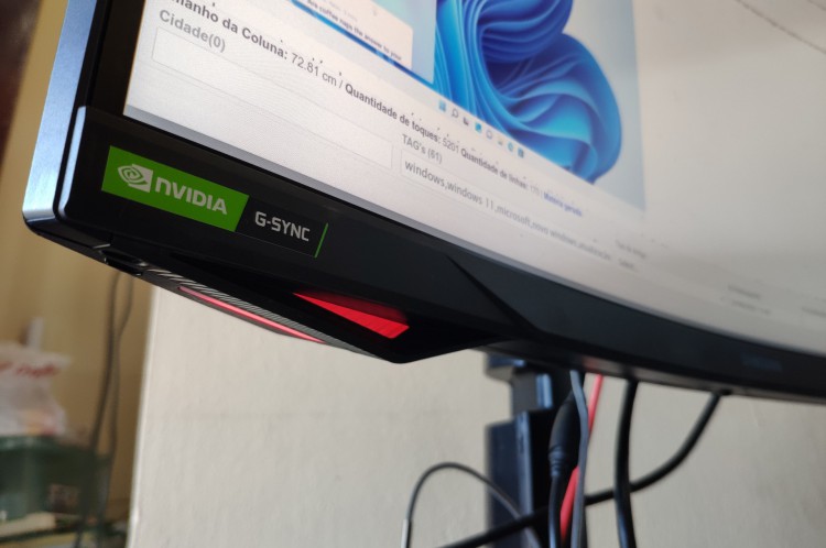 Samsung Odyssey G7: frente do monitor gamer tem bordas finas e detalhes em LED que não atrapalham a visualização do conteúdo