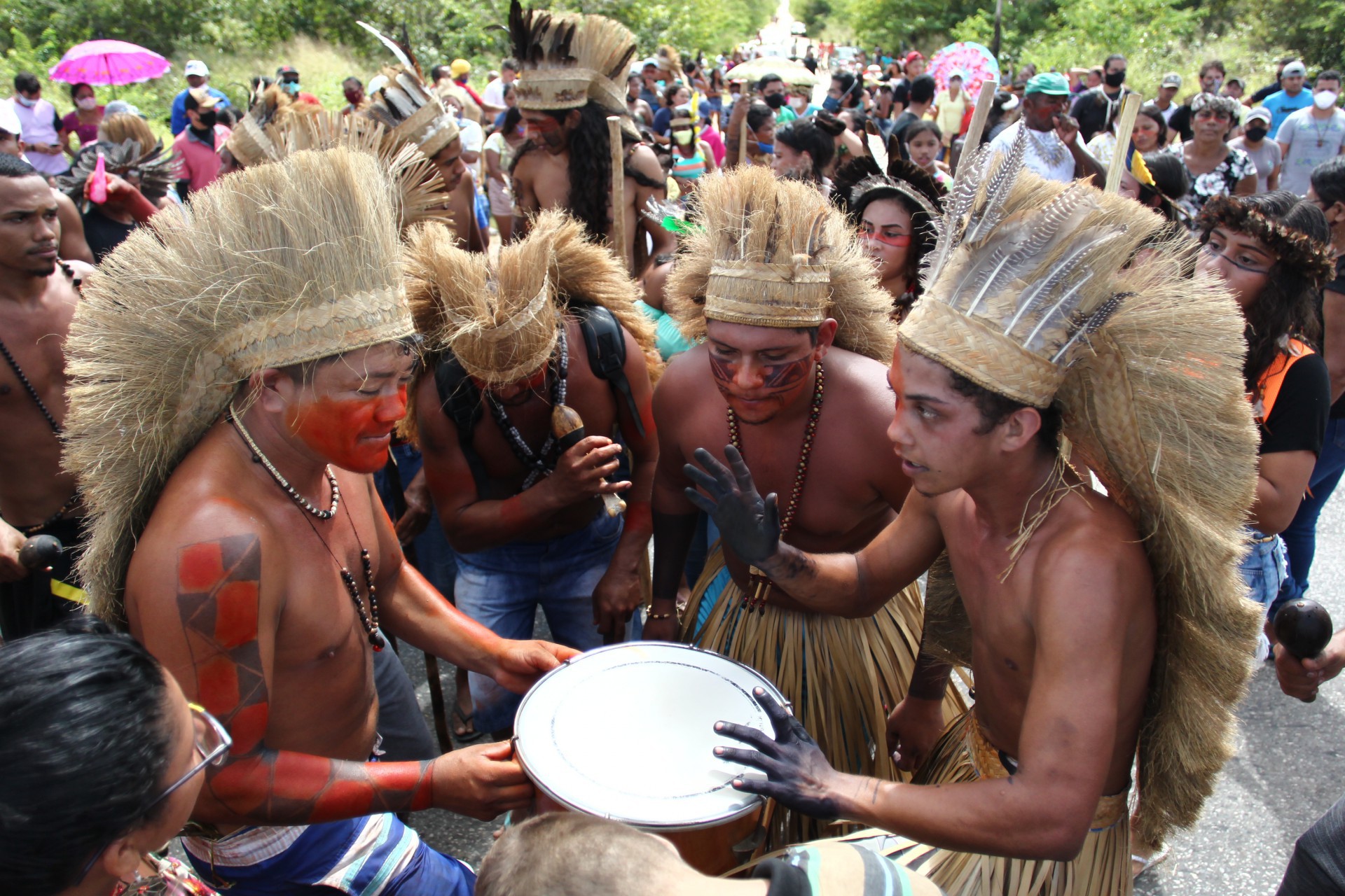 índios Tapeba em manifestação na BR 222 no dia 30 de junho deste ano (Foto: FÁBIO LIMA)