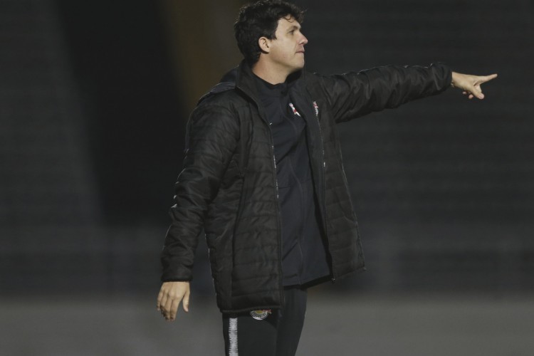 Técnico Maurício Barbieri à beira do campo no jogo Bragantino x Fluminense, no estádio Nabi Abi Chedid, pelo Campeonato Brasileiro Série A