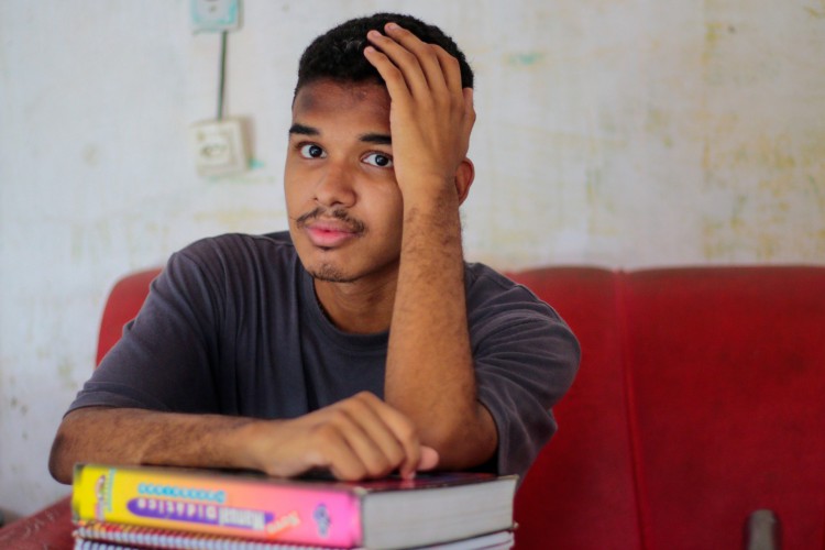 Edson Filho, 18, &eacute; morador do bairro Parque Iracema, em Fortaleza, e fundador do projeto "Vem que Tem Enem"
