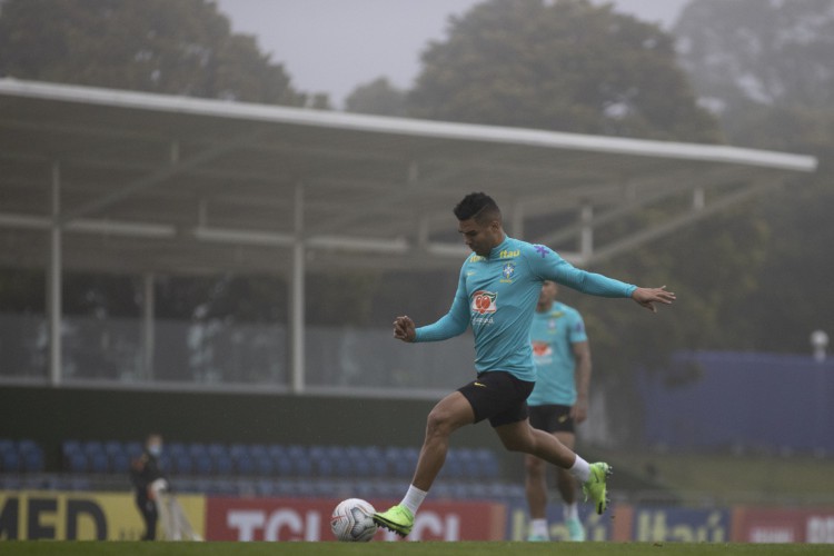 Volante Casemiro com a bola em treino da seleção brasileira na Granja Comary, em Teresópolis