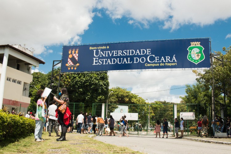 Ao todo, 33.823 candidatos estão inscritos para realizar o exame. A prova será aplicada entre 9 e 13 horas

