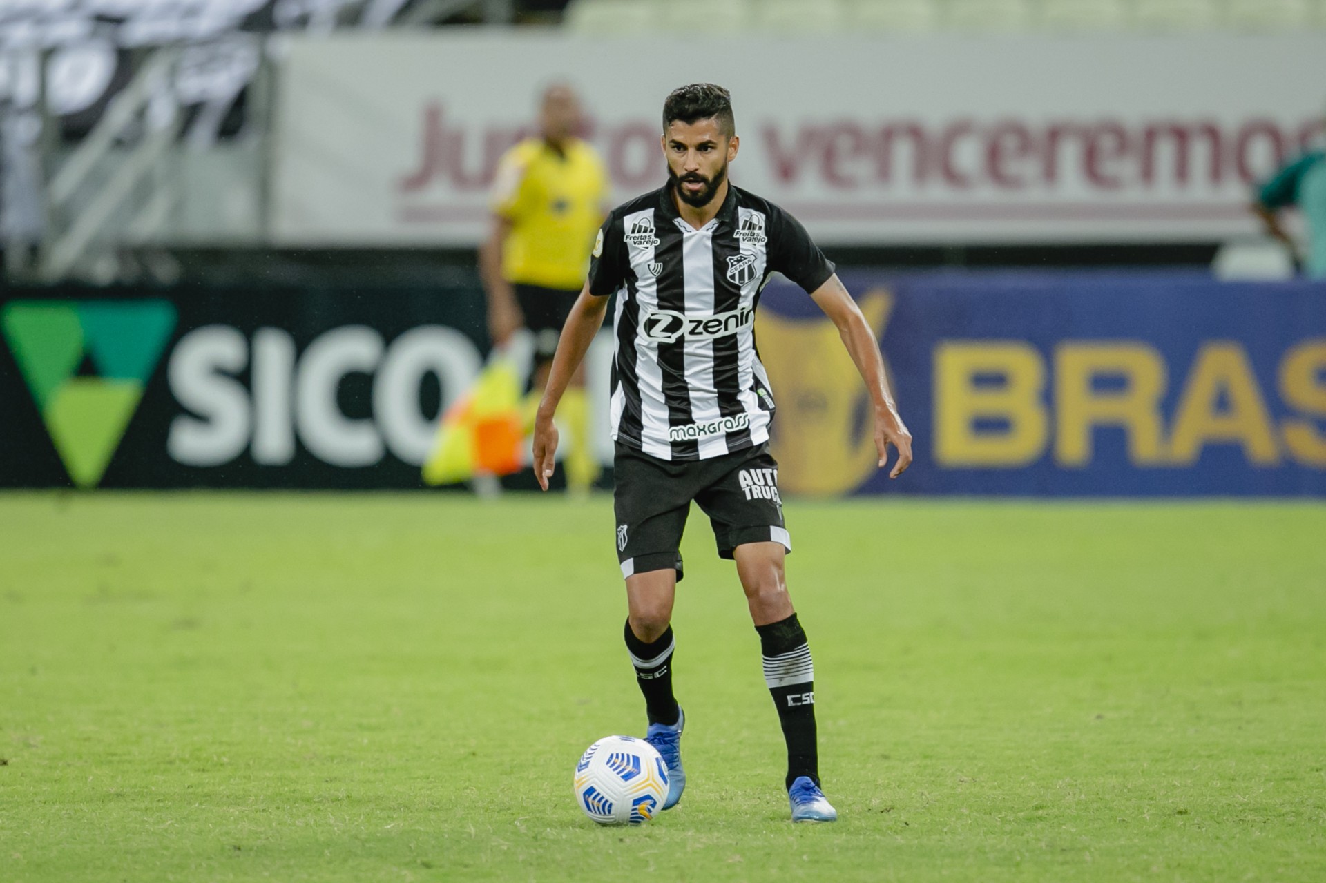 Jorginho é favorito para assumir vaga de Vina no meio-campo do Ceará (Foto: Aurelio Alves)