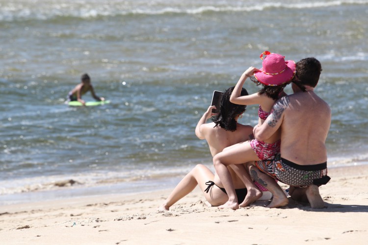 Ambientes arejados como praias s&atilde;o op&ccedil;&otilde;es para curtir o per&iacute;odo de f&eacute;rias durante a pandemia. Em todos os locais, &eacute; necess&aacute;rio manter medidas preventivas