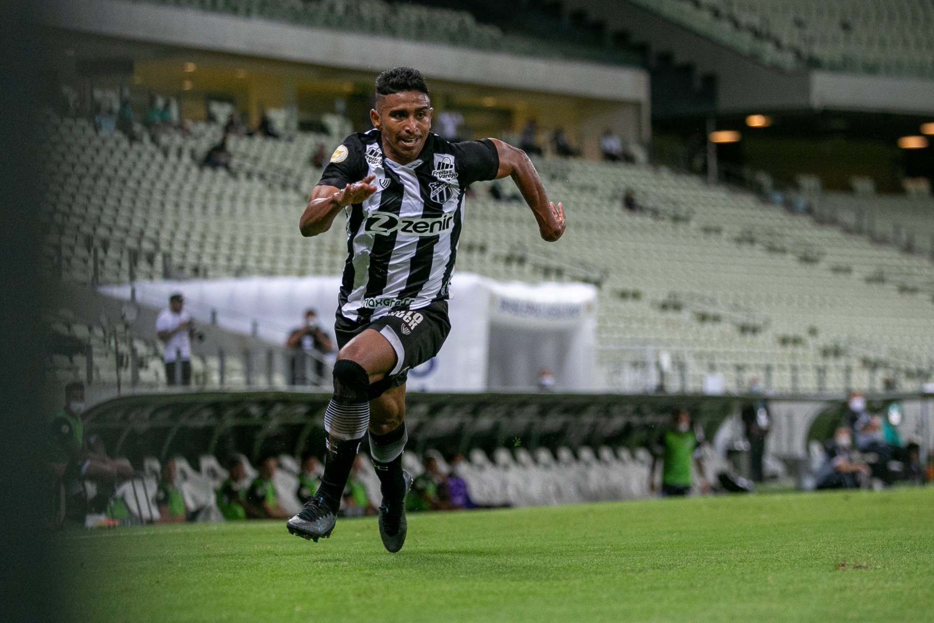 Desempenho defensivo tem sido o destaque de Buiú em campo (Foto: Felipe Santos/CearaSC)