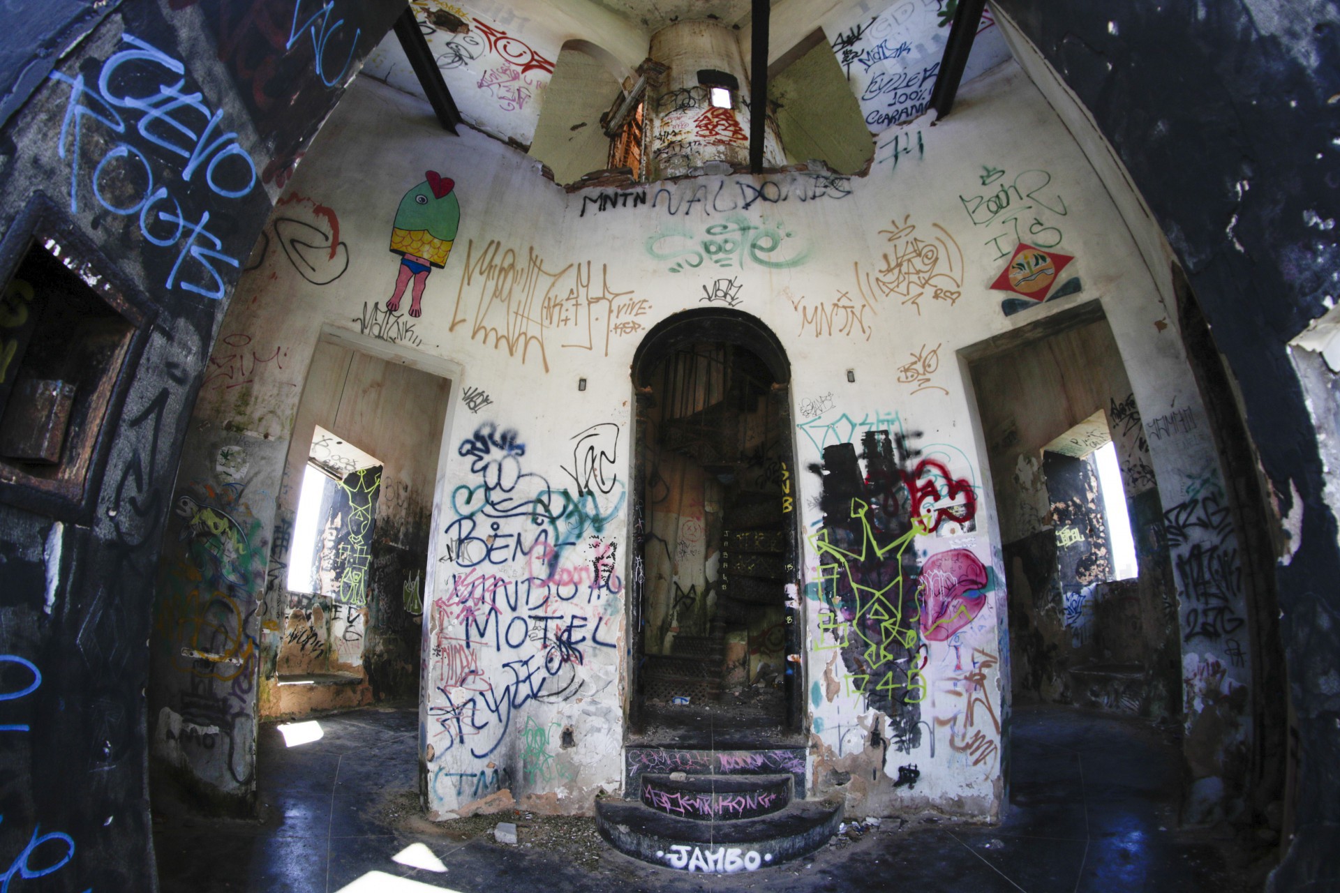 Interior degradado do Farol do Mucuripe(Foto: Thais Mesquita)