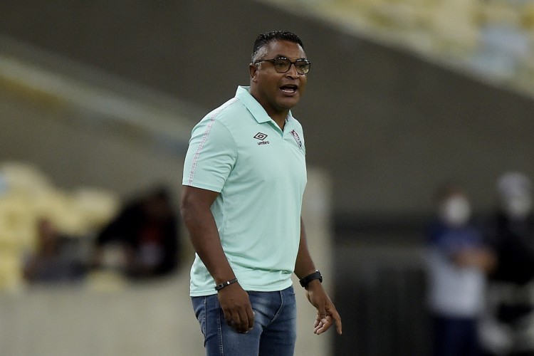 Técnico Roger Machado à beira do campo no jogo Fluminense x Junior Barranquilla, no Maracanã, pela Copa Libertadores