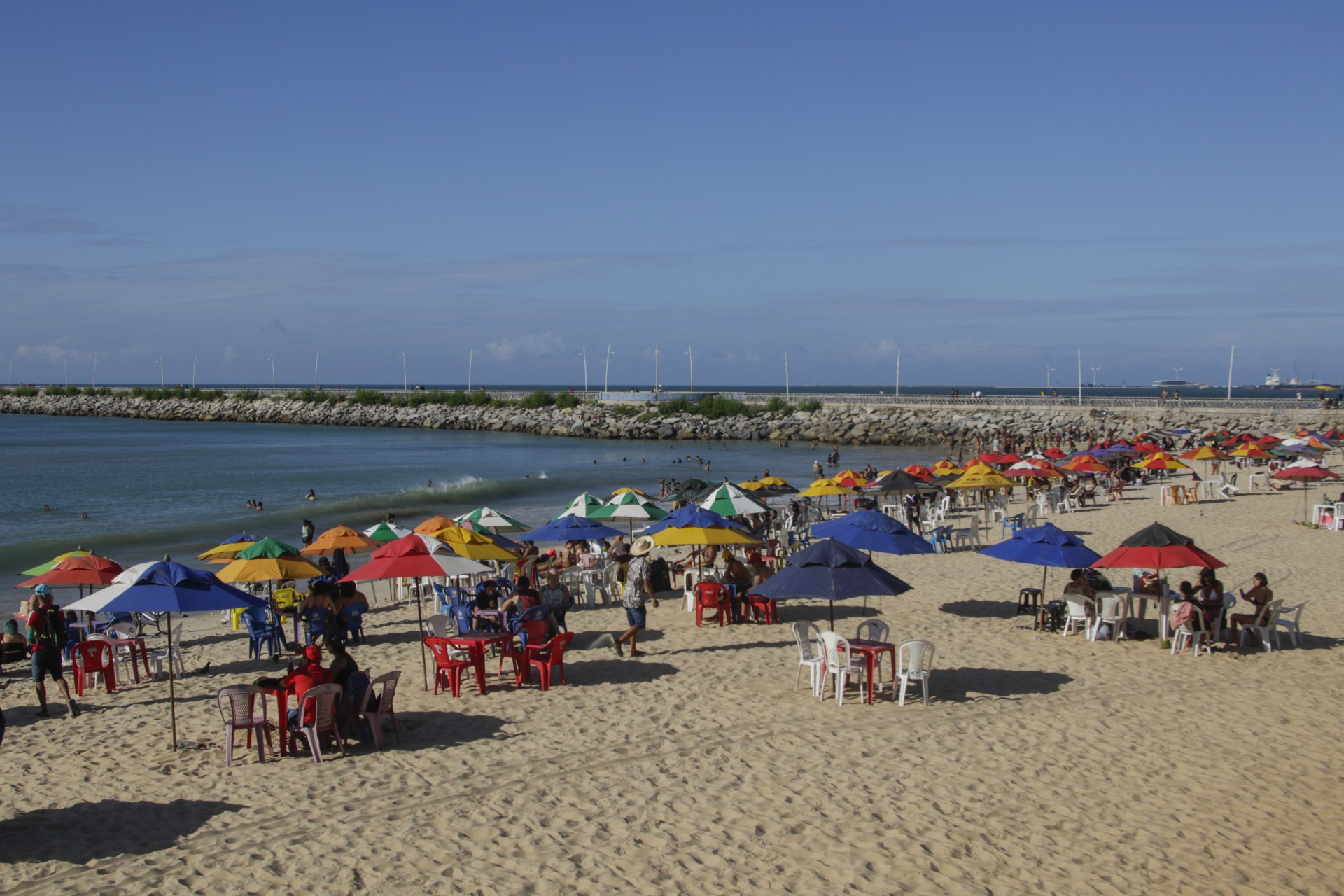 FORTALEZA, CE, BRASIL, 10.07.2021: Movimentação moderada nas praias nesse começo do mês das férias. Praia do Futuro nas proximidades da Barraca Santa Praia (Thais Mesquita/OPOVO) (Foto: Thais Mesquita)