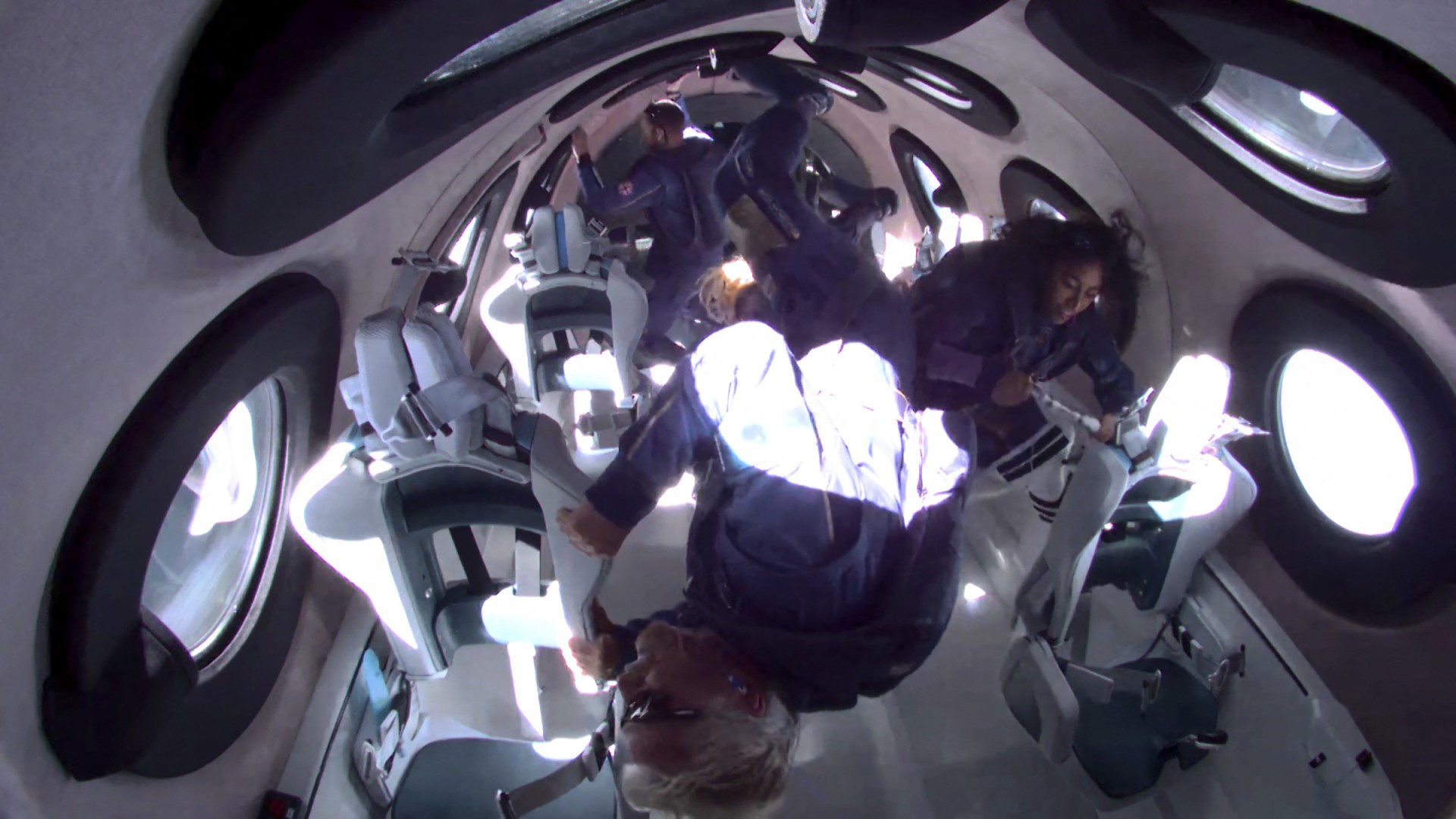 Esta foto cedida pela Virgin Galactic mostra Sir Richard Branson (C) e outros membros da tripulação da Unity 22 em gravidade zero, vistos enquanto voavam para o espaço a bordo de uma embarcação da Virgin Galactic, uma viagem que ele descreveu como a 