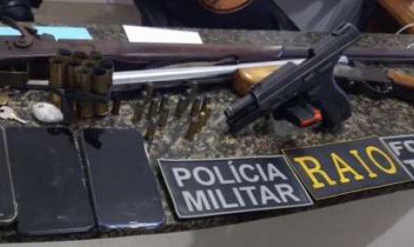 Material apreendido pela PM durante ofensiva policial que resultou na prisão de quatro pessoas na noite deste sábado, 10, em Redenção 