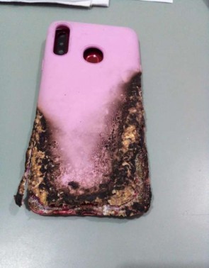 O celular da mulher foi encontrado em cima da cama