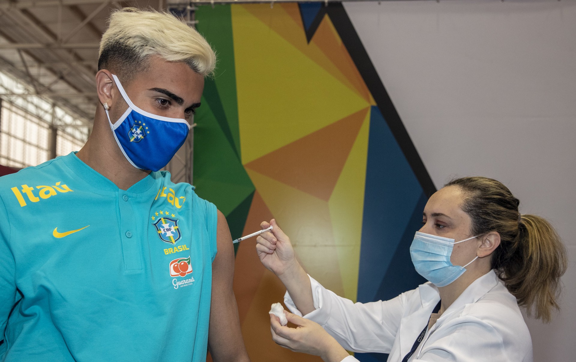 Reinier, jogador da seleção masculina de futebol, recebe vacinação contra a Covid-19 antes dos Jogos Olímpicos (Foto: ALE CABRAL/CPB)