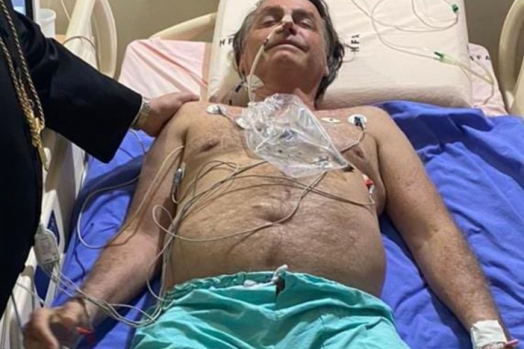 Bolsonaro divulga foto acamado em hospital: 