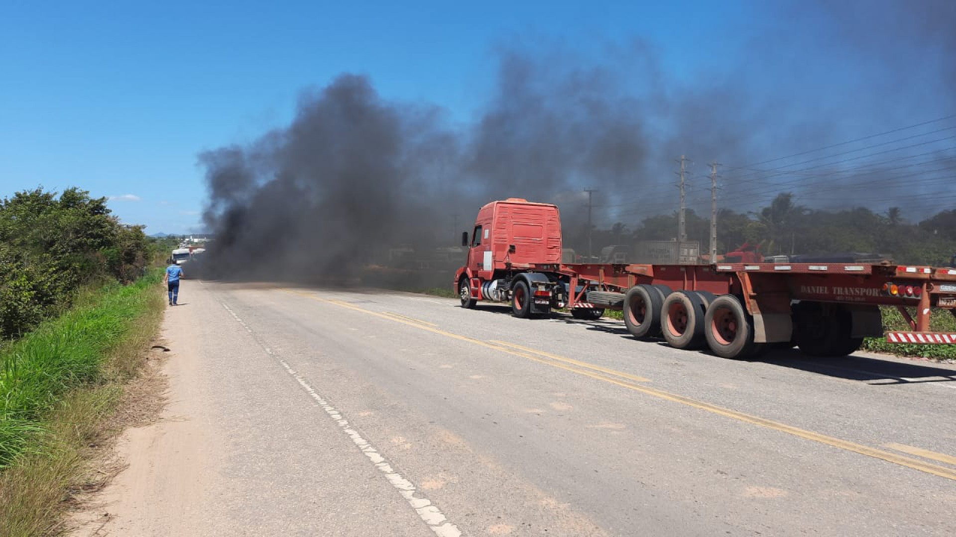 No último dia 14, caminhoneiros autônomos chegaram a bloquear a CE-155 que dá acesso ao Porto do Pecém, em protesto contra o preço dos combustíveis e as condições das rodovias (Foto: Whatsapp O POVO)