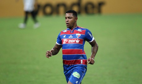 FORTALEZA,CE, BRASIL, 11.07.2021: David, jogador do Fortaleza em disputa de bola no Jogo pela seÌ.rie A do campeonato brasileiro Fortaleza vs Corinthians. Arena CastelÃ£o.  (Fotos: Fabio Lima/O POVO) 