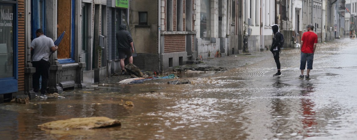 vista de uma rua inundada na cidade belga de Verviers, perto de Liege, após fortes chuvas e inundações que assolaram a Europa Ocidental vista de uma rua inundada na cidade belga de Verviers, perto de Liege, após fortes chuvas e inundações que assolaram a Europa Ocidental