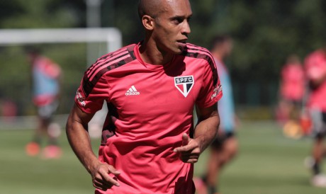 Zagueiro Miranda em treino do São Paulo no CT da Barra Funda 
