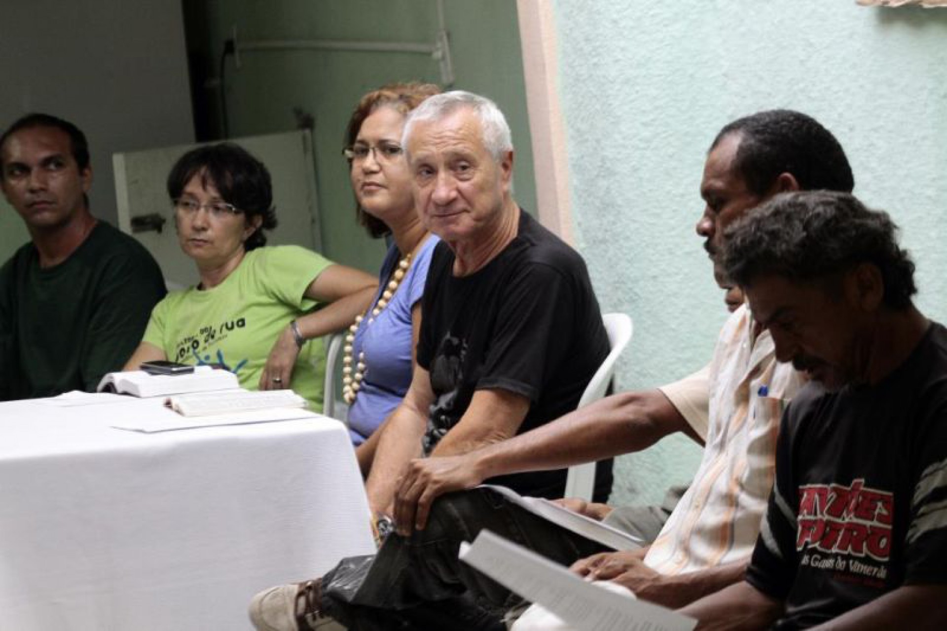 Padre Lino Allegri (ao centro) na Casa do Povo da Rua, em Fortaleza (Imagem feita antes da pandemia) (Foto: Igor de Melo em 11/04/2012)