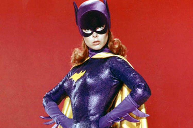 Yvonne Craig fez fama no papel de Batgirl na clássica série dos anos 1960. A atriz norte-americana faleceu em 2015