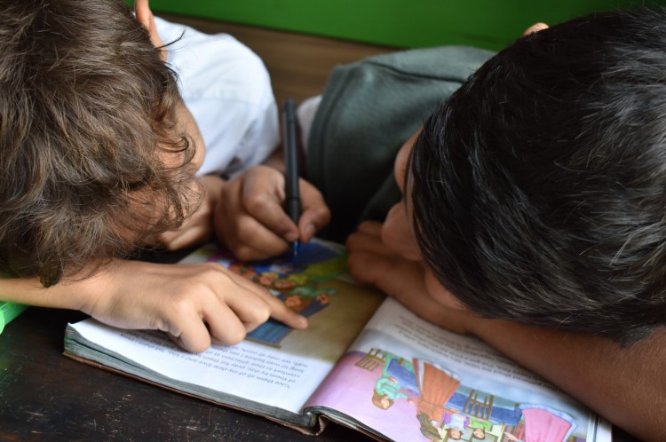 Crianças estudam em casa(Foto: Andrew Ebrahim/Unsplash)