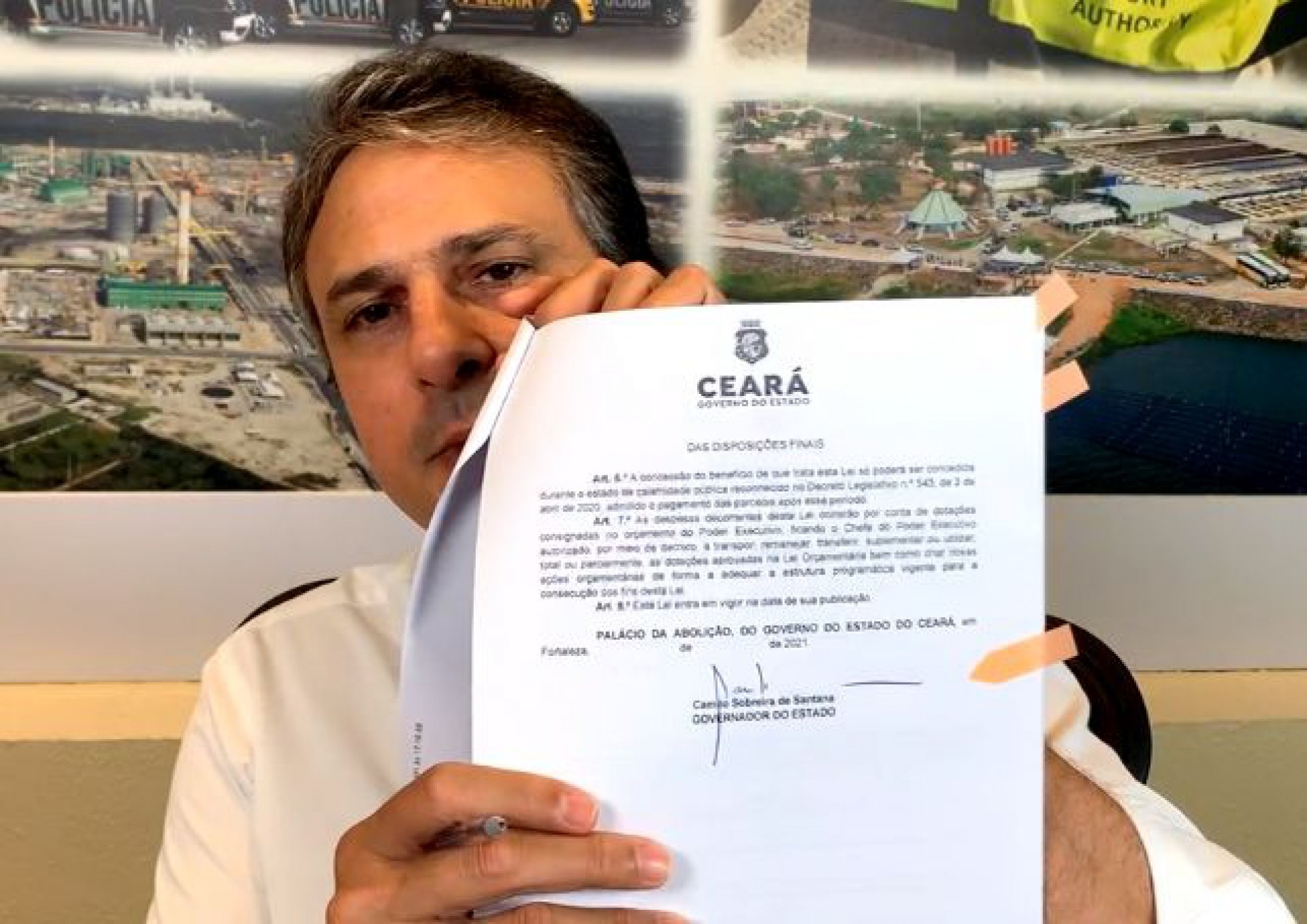 ￼Camilo mostra assinatura da sanção do programa Mais Emprego Ceará (Foto: Reprodução Facebook)