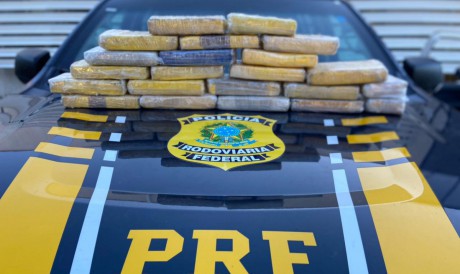 PRF encontrou 22,3 quilos de cocaína escondidos em fundo falso de um piso de um carro em Campos Sales 