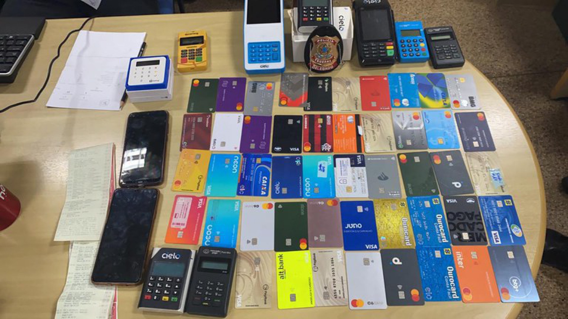 Polícia apreendeu cartões, celulares e máquinas durante Operação
 (Foto: divulgação/AscomPF)