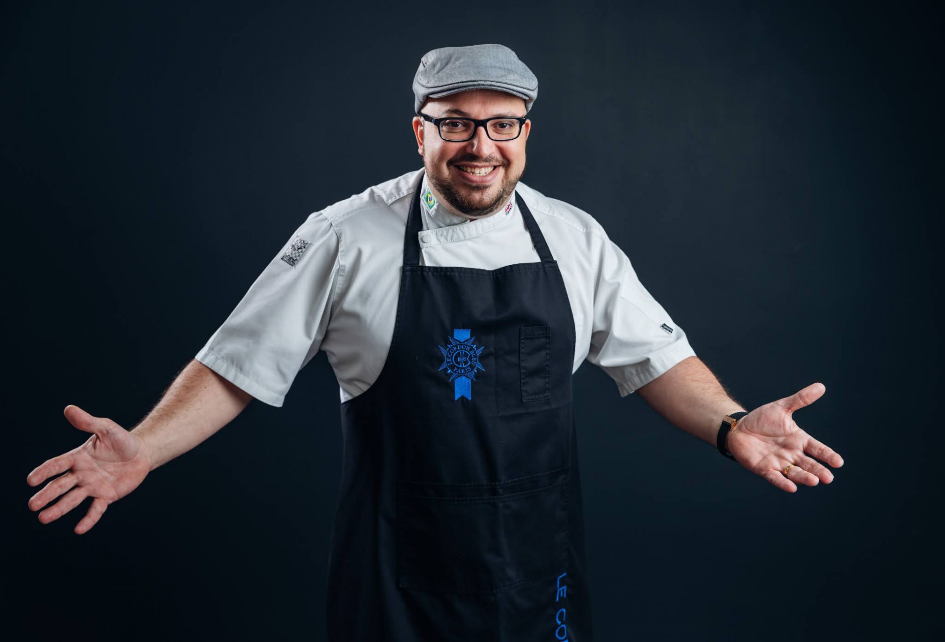 Chef Junior Menezes criou o projeto COOK4LIFE, uma iniciativa que põe comida na mesa de pessoas em situação de vulnerabilidade (Foto: Divulgação)