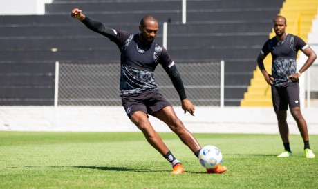 Zagueiro Luiz Otávio com a bola em treino do Ceará na Cidade Vozão, em Itaitinga 