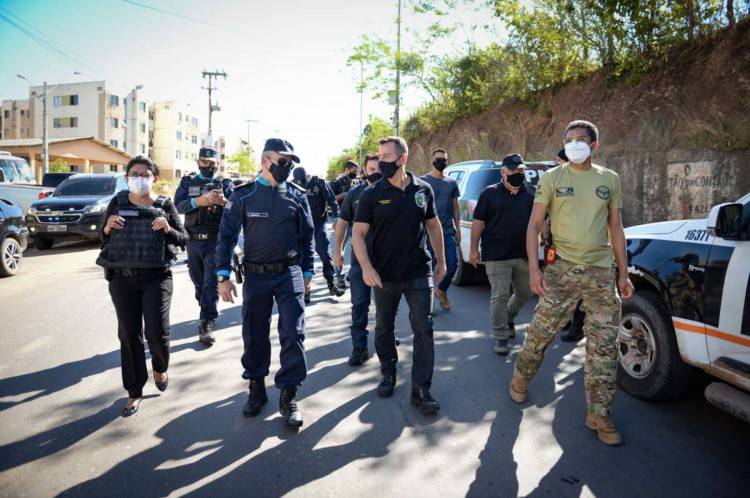 Sandro Caron (no centro da imagem, de camisa preta) acompanhou trabalho das forças policiais nesta sexta-feira, 23