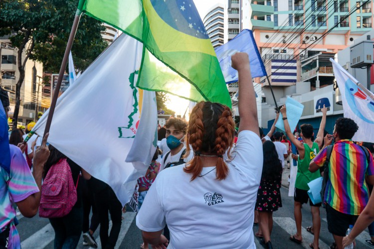 FORTALEZA, CE, 24-07-2021: Ocorreu na tarde de hoje um protesto contra o presidente da Republica, Jair Bolsonaro, juntando diversos movimentos sociais, diferentes partidos e outros cidadaos. A concentracao se deu na Praca Portugal e o grupo de pessoas desceu em direcao a praia de Iracema. As fotos destacam manifestantes com cartazes diversos, bandeiroes de partidos e palavras de ordem contra o presidente e a favor da vacina. Aldeota, Fortaleza. (BARBARA MOIRA/ O POVO)