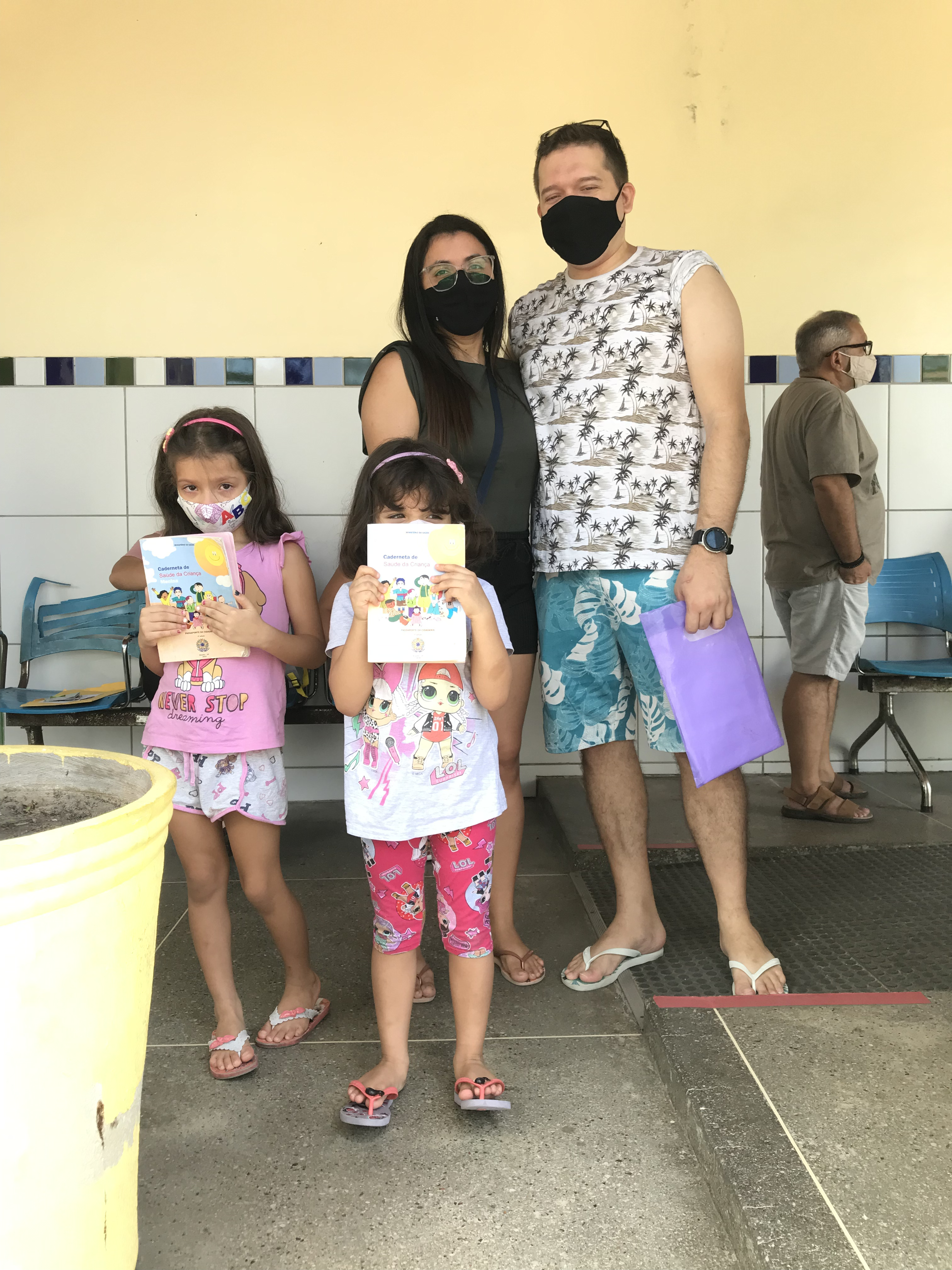 A família da dona de casa Anise Rafaelle recebeu as vacinas na UAPS Rigoberto Romero, neste sábado, 24 (Foto: Alice Sousa/O Povo)