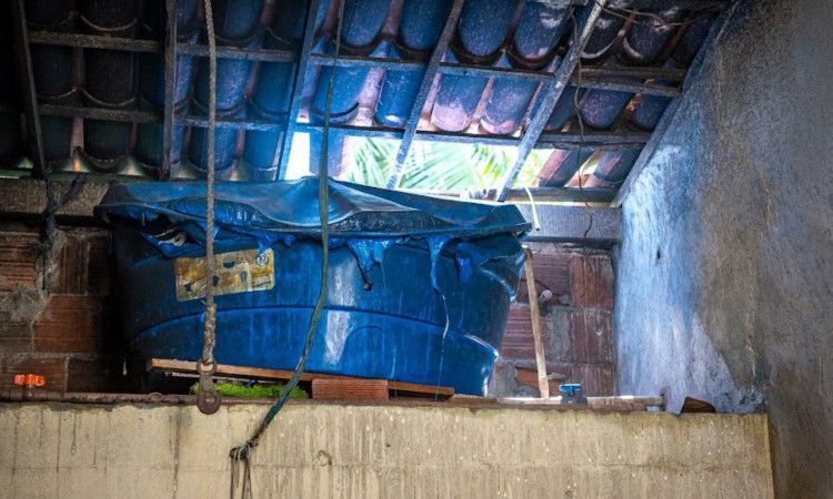 O fogo se alastrou para duas resid&ecirc;ncias adjacentes, atingindo o teto do banheiro de uma delas.