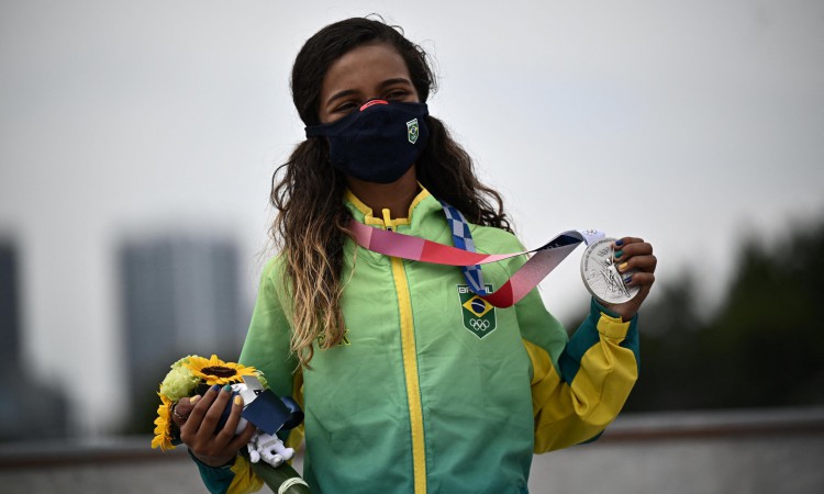 A brasileira Rayssa Leal posa com sua medalha de prata durante a cerimônia do pódio da final do skate feminino de rua dos Jogos Olímpicos de Tóquio 2020 no Ariake Sports Park em Tóquio em 26 de julho de 2021. (Foto de Jeff PACHOUD / AFP)