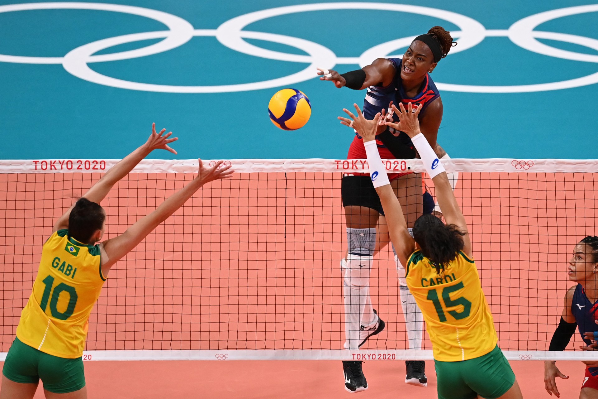 Brasil vence dominicanas no tie-break, e vôlei feminino garante