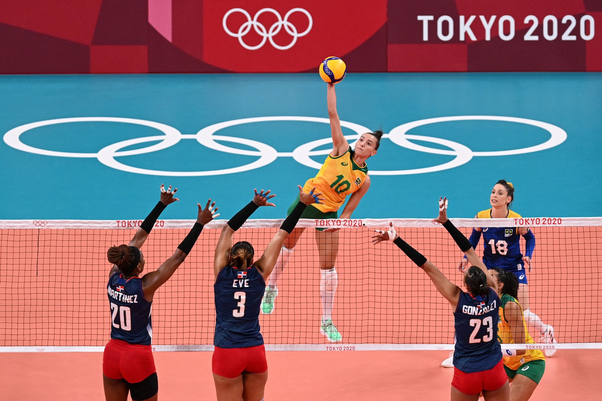 De virada, Brasil vence República Dominicana no vôlei feminino no tie-break