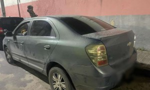 No veículo Cobalt foram encontradas quase 43 quilos de cocaína no porta-malas