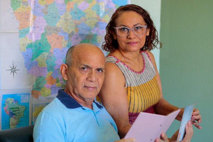 Dona Liduina e Seu José, cearenses aposentados, estão juntos há 28 anos e viajam todo ano. Pararam apenas devido à  pandemia. Vacinados, vão viajar novamente agora(Foto: BARBARA MOIRA)