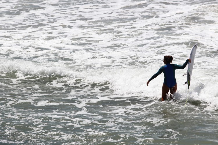 Larissa dos Santos, 22  campeã brasileira de surfe, no Titanzinho(Foto: FABIO LIMA)