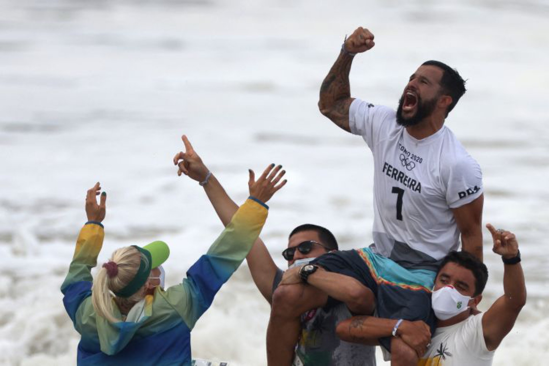 Ítalo Ferreira celebra a conquista da medalha de ouro nos Jogos Olímpicos (Foto: Yuki IWAMURA / AFP)