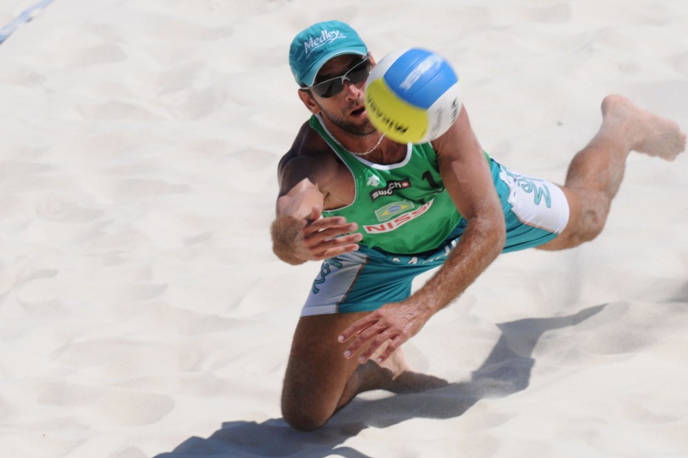 Márcio Araújo faz uma defesa durante partida de vôlei de praia(Foto: Arquivo O POVO.doc)
