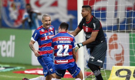 Atacante Wellington Paulista comemora gol no jogo Fortaleza x CRB, na Arena Castelão, pela Copa do Brasil 