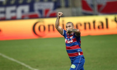 Atacante Wellington Paulista comemora gol no jogo Fortaleza x CRB, na Arena Castelão, pela Copa do Brasil 