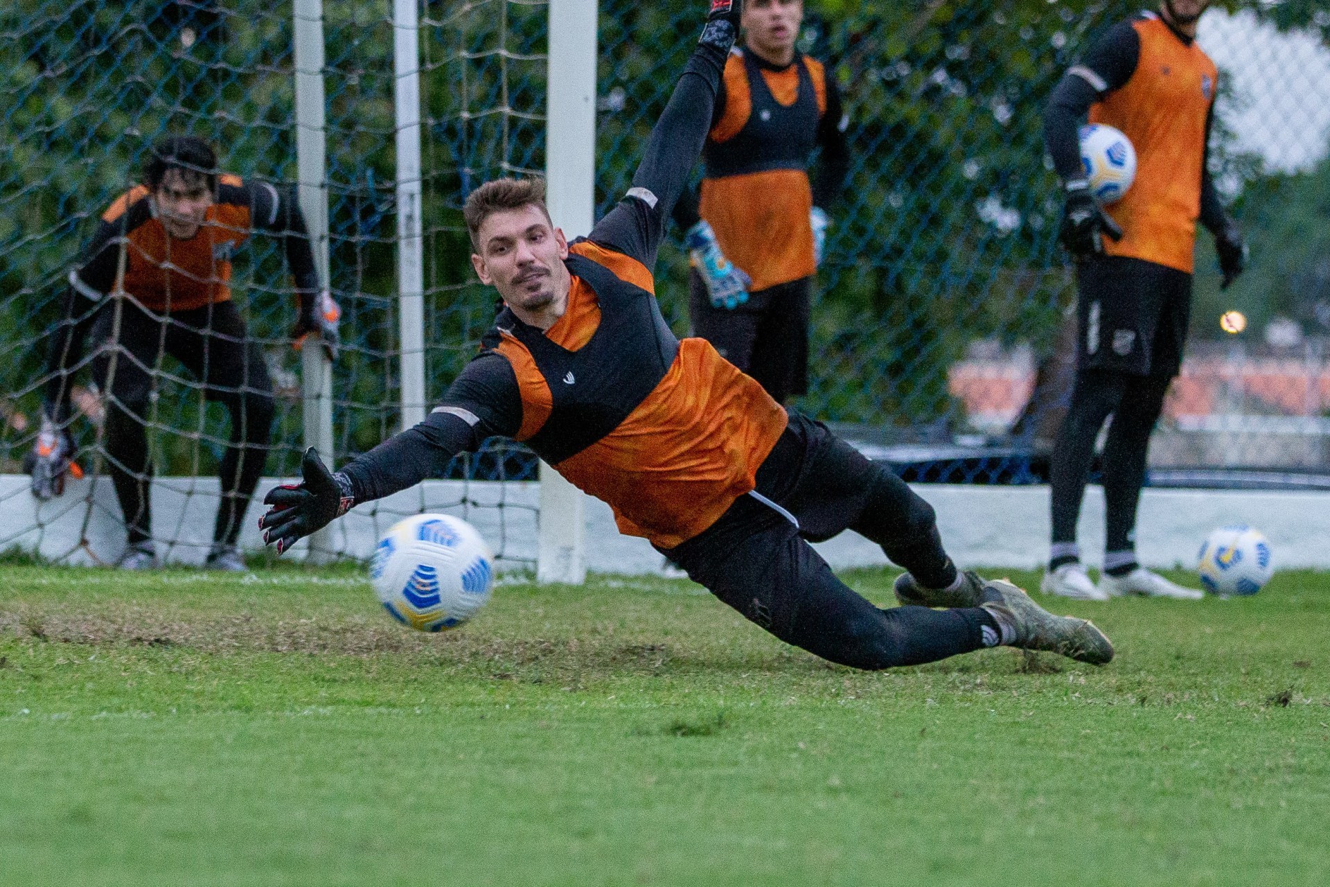 Goleiro João Ricardo defende bola em treino do Ceará na Cidade Vozão, em Itaitinga (Foto: Felipe Santos / Ceará SC)