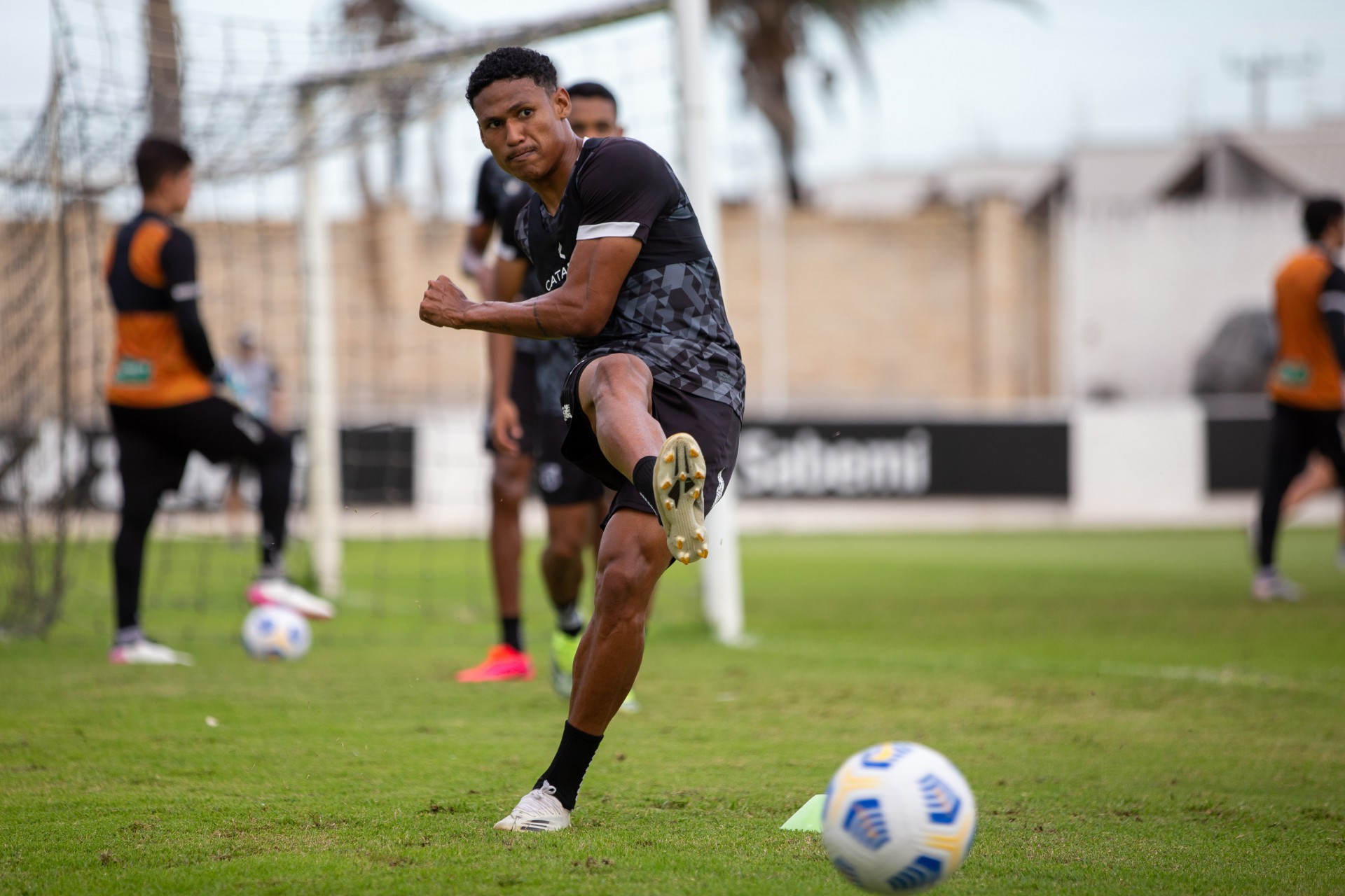 Atacante Rick com a bola em treino do Ceará na Cidade Vozão, em Itaitinga (Foto: Felipe Santos / Ceará SC)