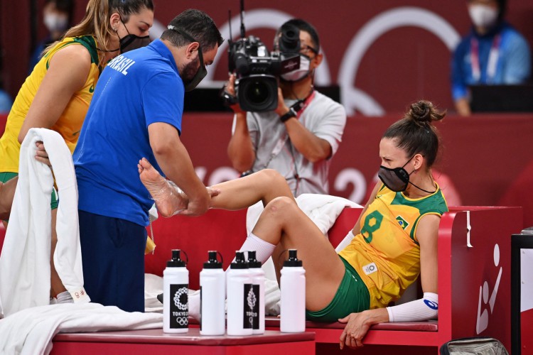 Macris acabou pisando errado e torceu o tornozelo durante a partida do Brasil contra o Japão pelo vôlei feminino das Olimpíadas de Tóquio 2020