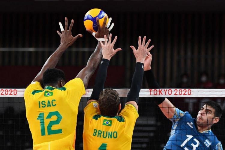 O Brasil enfrenta a Fran&ccedil;a hoje, 31, a partir das 23h05 (hor&aacute;rio de Bras&iacute;lia). Saiba onde assistir ao vivo ao jogo da sele&ccedil;&atilde;o masculina brasileira de v&ocirc;lei nas Olimp&iacute;adas