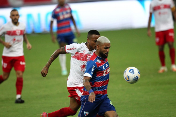 Romarinho, jogador do Fortaleza em disputa de bola no jogo Fortaleza x CRB pela Copa do Brasil