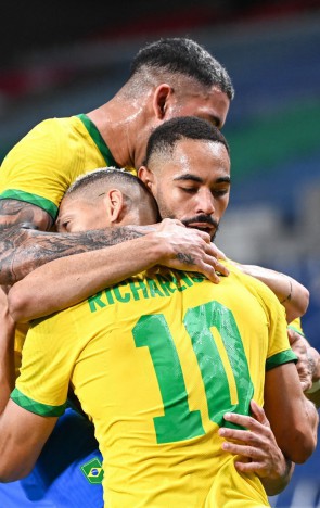 O atacante brasileiro Matheus Cunha (C-R) comemora com seus companheiros após marcar um gol durante a partida de futebol masculino dos Jogos Olímpicos de Tóquio 2020 entre Brasil e Egito, no Estádio Saitama em Saitama, em 31 de julho de 2021.(foto: Charly TRIBALLEAU / AFP)