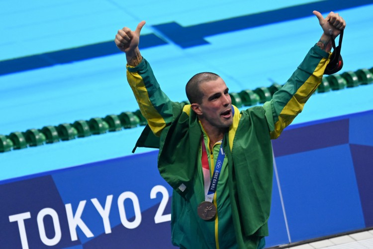 O nadador brasileiro Bruno Fratus conquistou a medalha de bronze nos 50 metros livres das Olimpíadas de Tóquio (Jonathan NACKSTRAND / AFP)